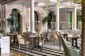 Daily buffet breakfast (CHF 45 per person)