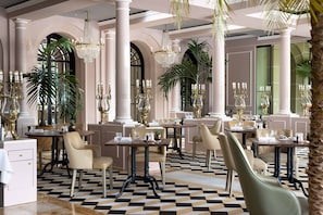 Daily buffet breakfast (CHF 45 per person)