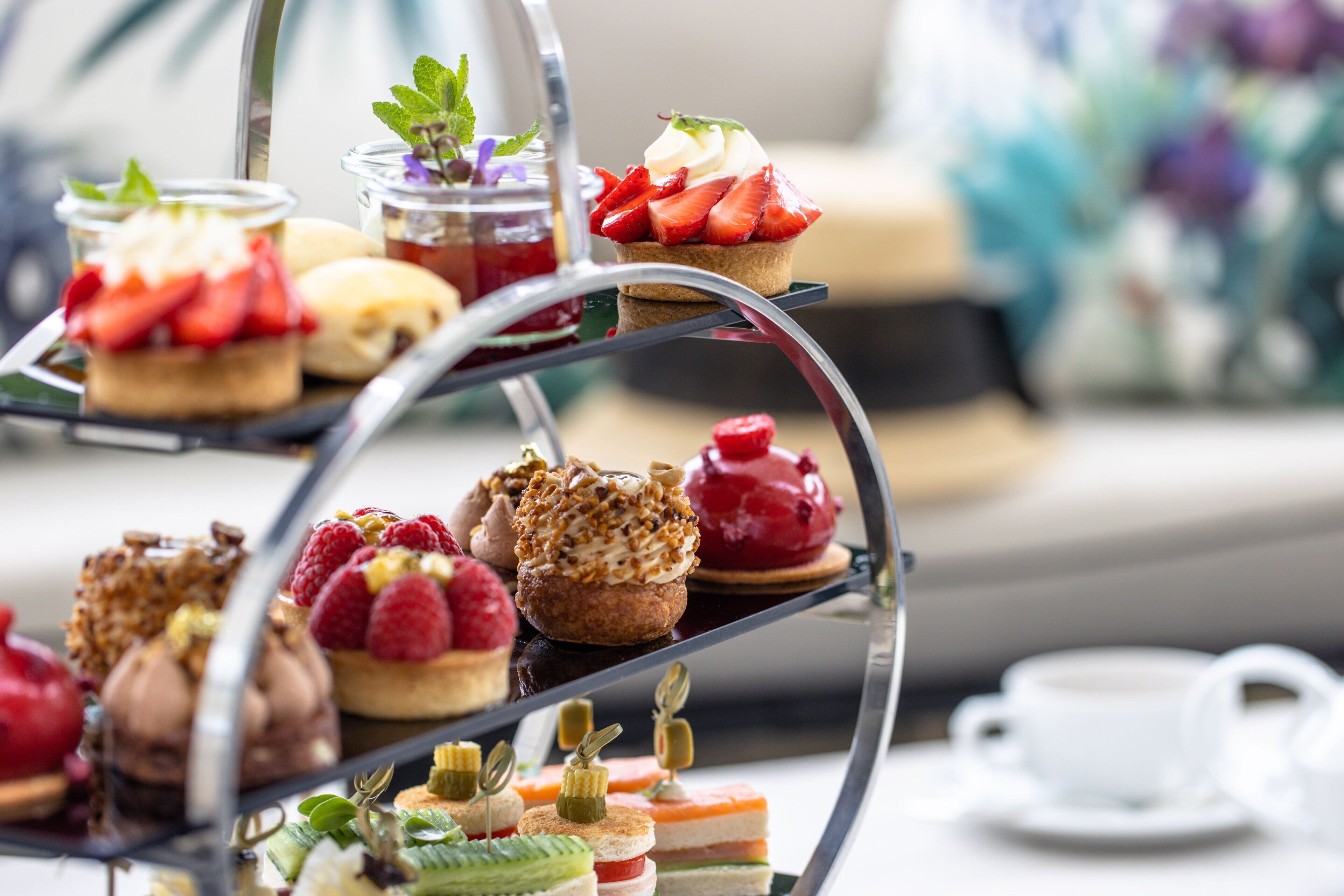 Une présentation de desserts en étages, avec divers gâteaux et autres douceurs.