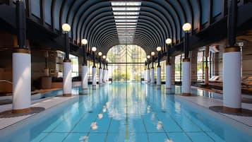 Piscine couverte, piscine extérieure, chaises longues