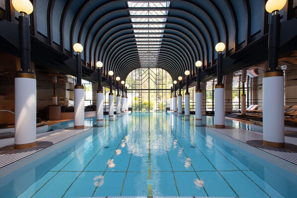 Piscine couverte, piscine extérieure, chaises longues