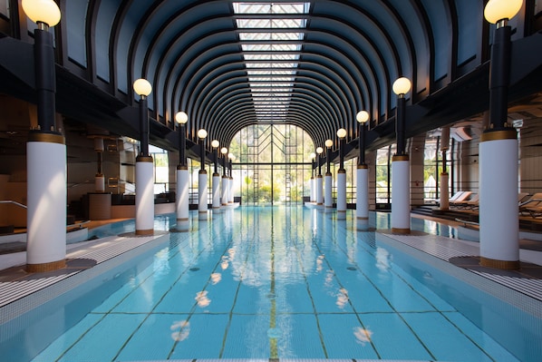 Piscine couverte, piscine extérieure, chaises longues