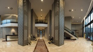 A spacious lobby with high ceilings, a central staircase, and a reception desk. - Delta Hotels by Marriott Frankfurt Offenbach (Offenbach am Main)