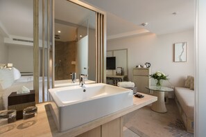 Shower, rainfall showerhead, free toiletries, hair dryer - Delta Hotels by Marriott Frankfurt Offenbach (Offenbach am Main)