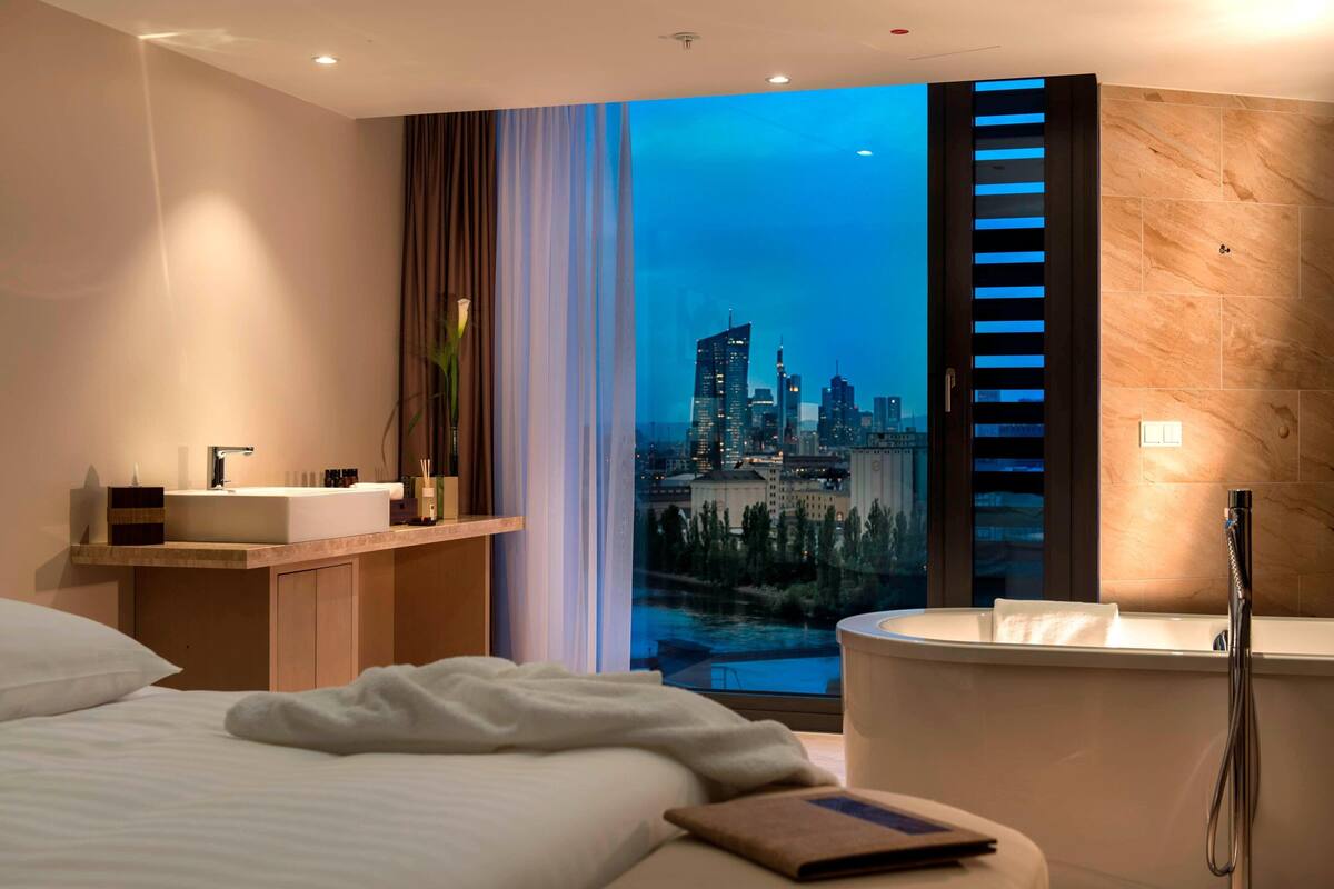 premium bedding, minibar, in-room safe, desk