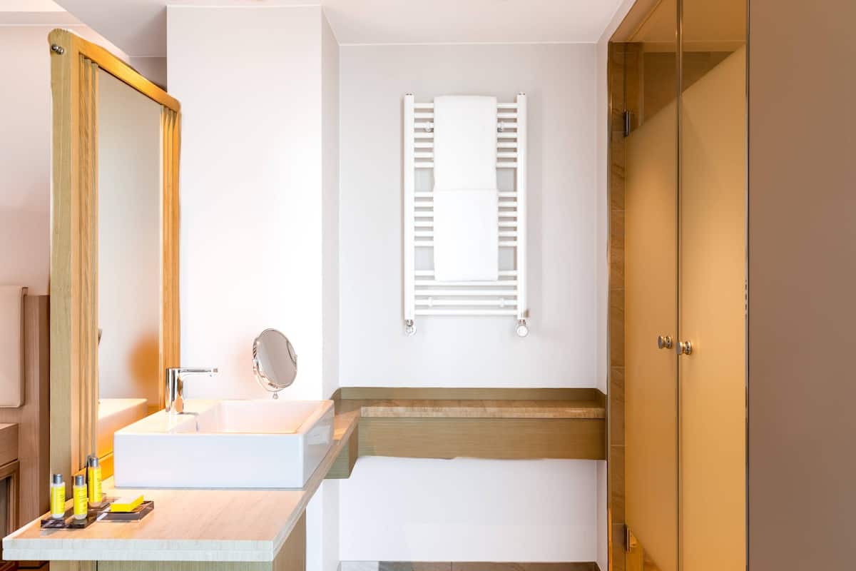 shower, rainfall showerhead, free toiletries, hair dryer