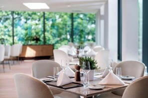2 restaurants, lunch, dinner served; Chinese cuisine