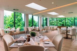 2 restaurantes, com serviço de almoço e jantar; culinária chinesa