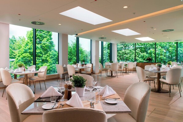 2 restaurants servant le déjeuner et le dîner, plats Cuisine chinoise