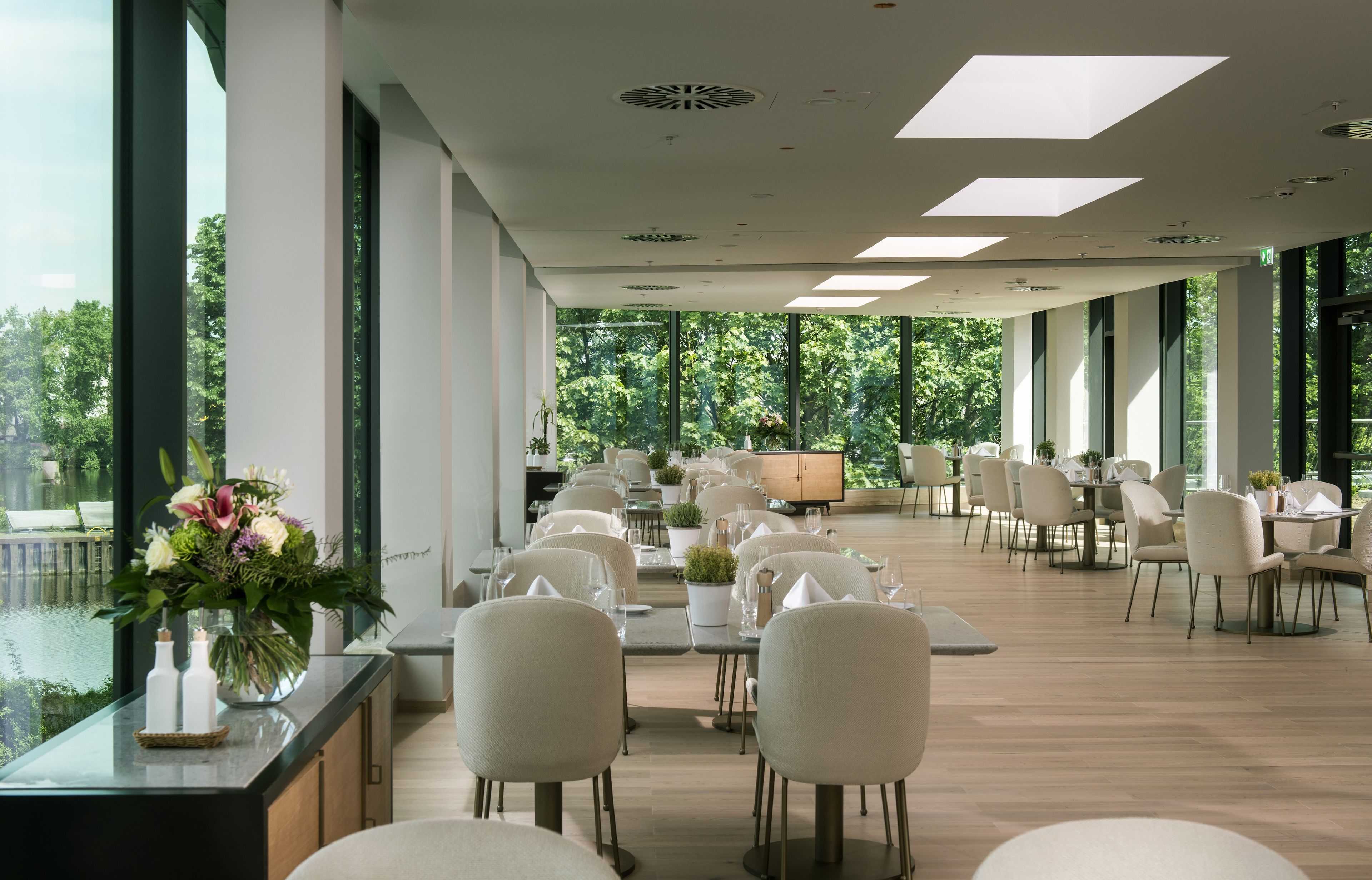 2 restaurants, lunch, dinner served; chinese cuisine