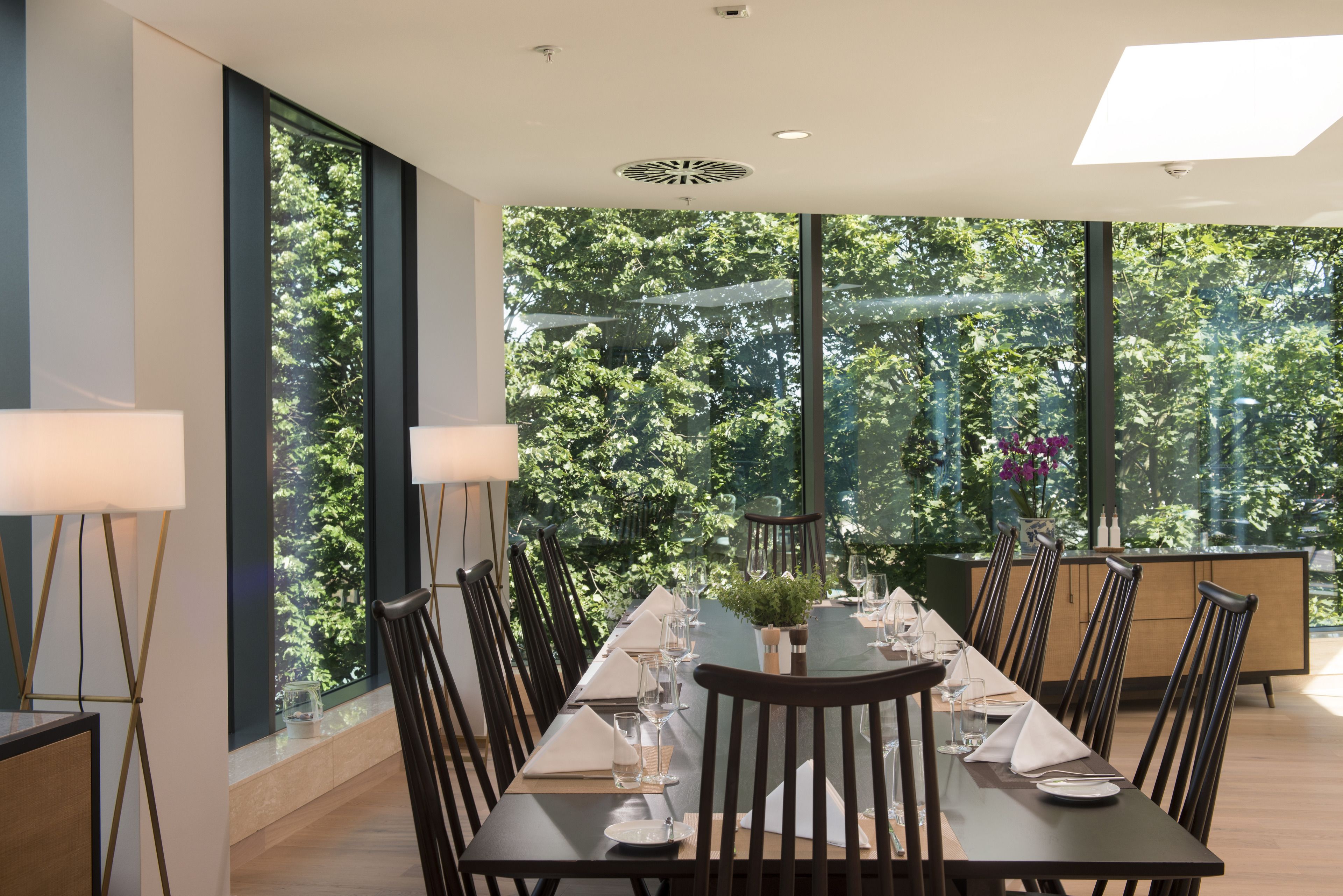 2 restaurants, lunch, dinner served; chinese cuisine