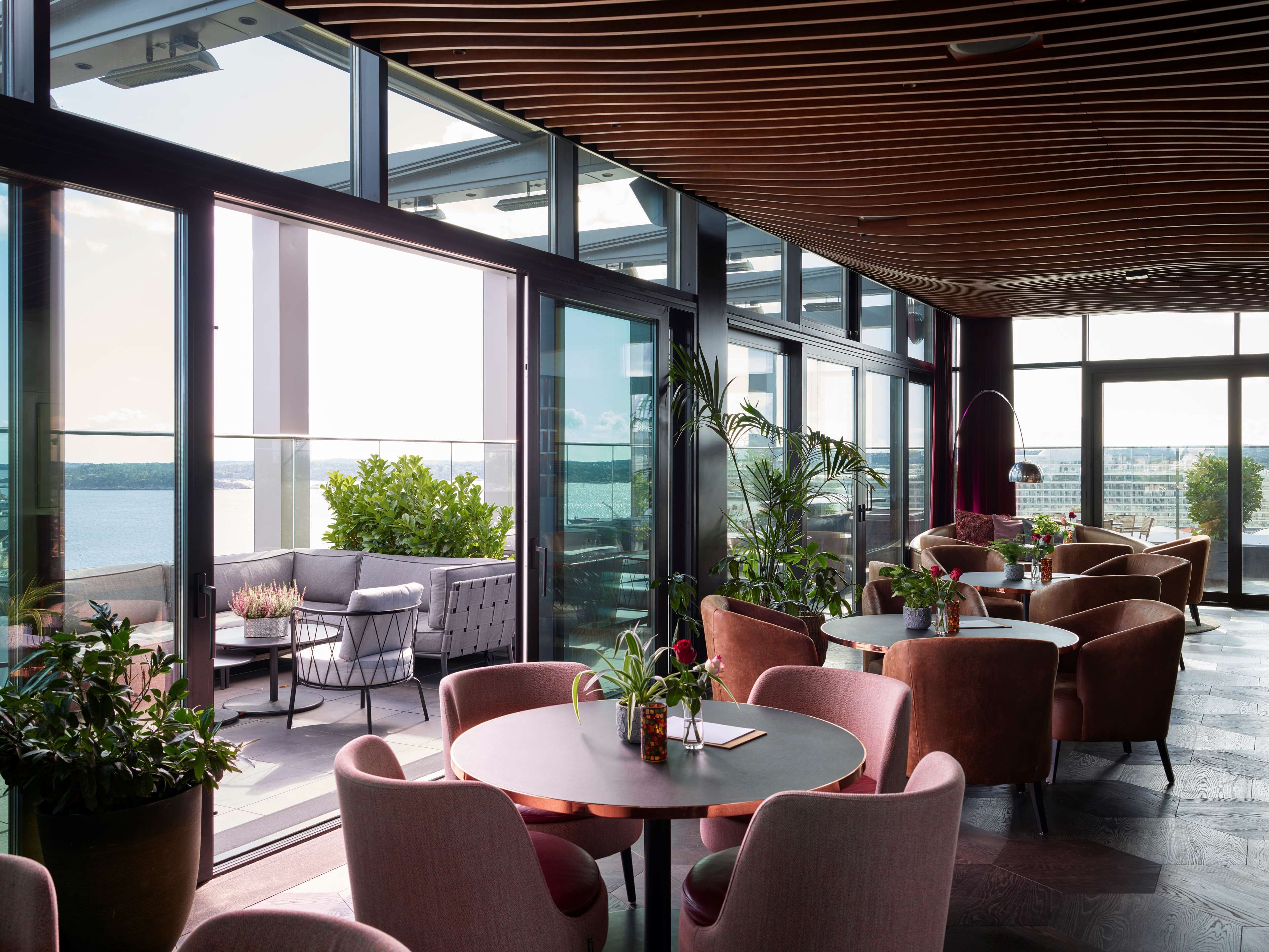 2 bars/lounges, piano bar, pub, rooftop bar