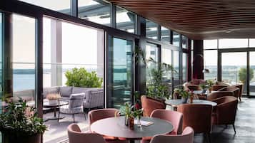 2 barer/lounger, pianobar, pub og takterrassebar