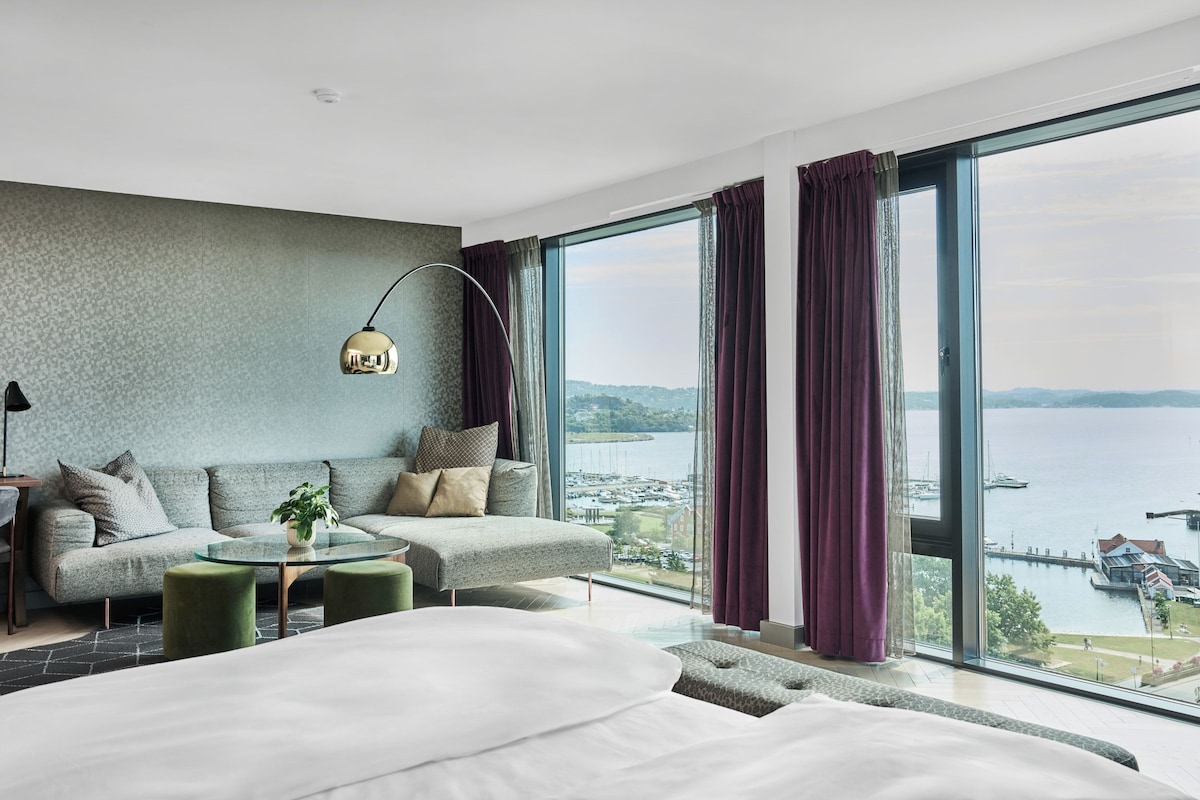 Suite, 1 Bedroom, Balcony, Harbor View | Premium bedding, pillowtop beds, minibar, in-room safe