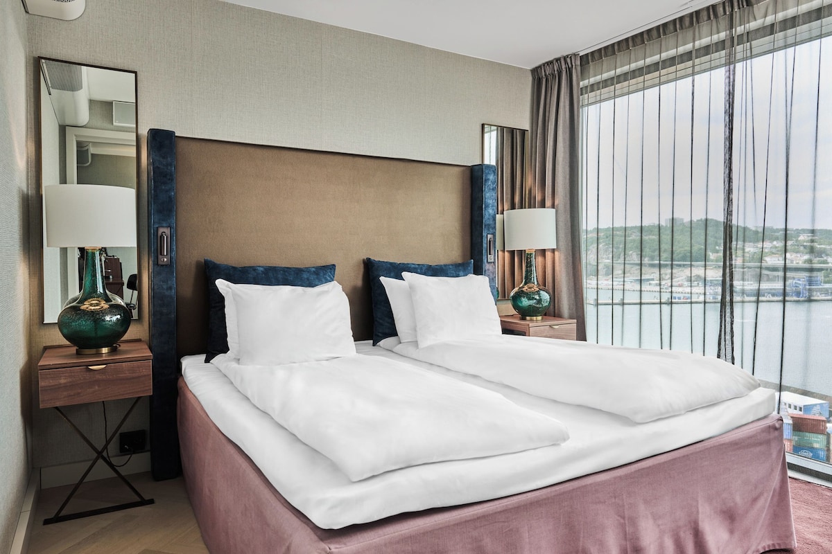 Double Room, Ocean View | Premium bedding, pillowtop beds, minibar, in-room safe