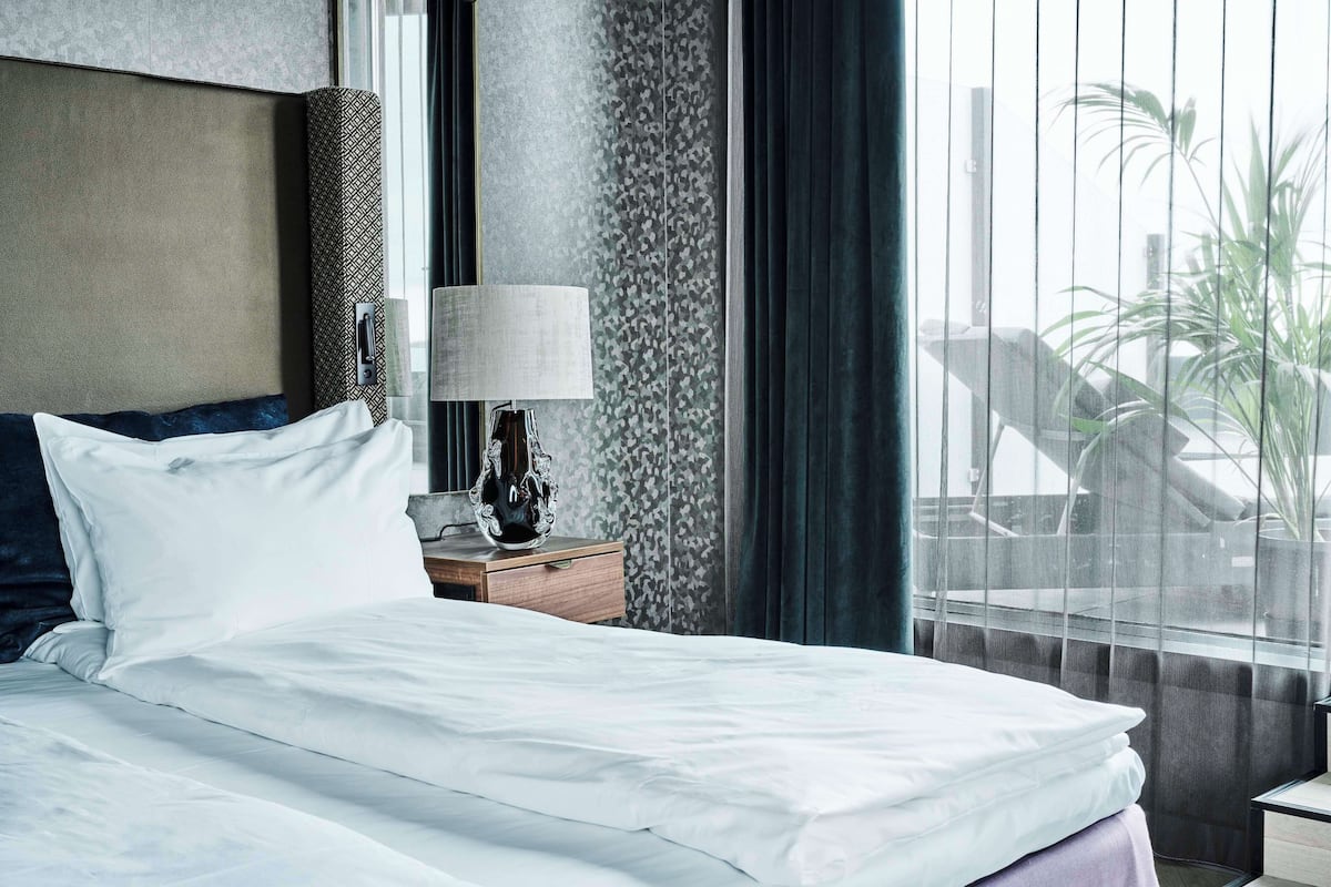 Premium bedding, pillow-top beds, minibar, in-room safe