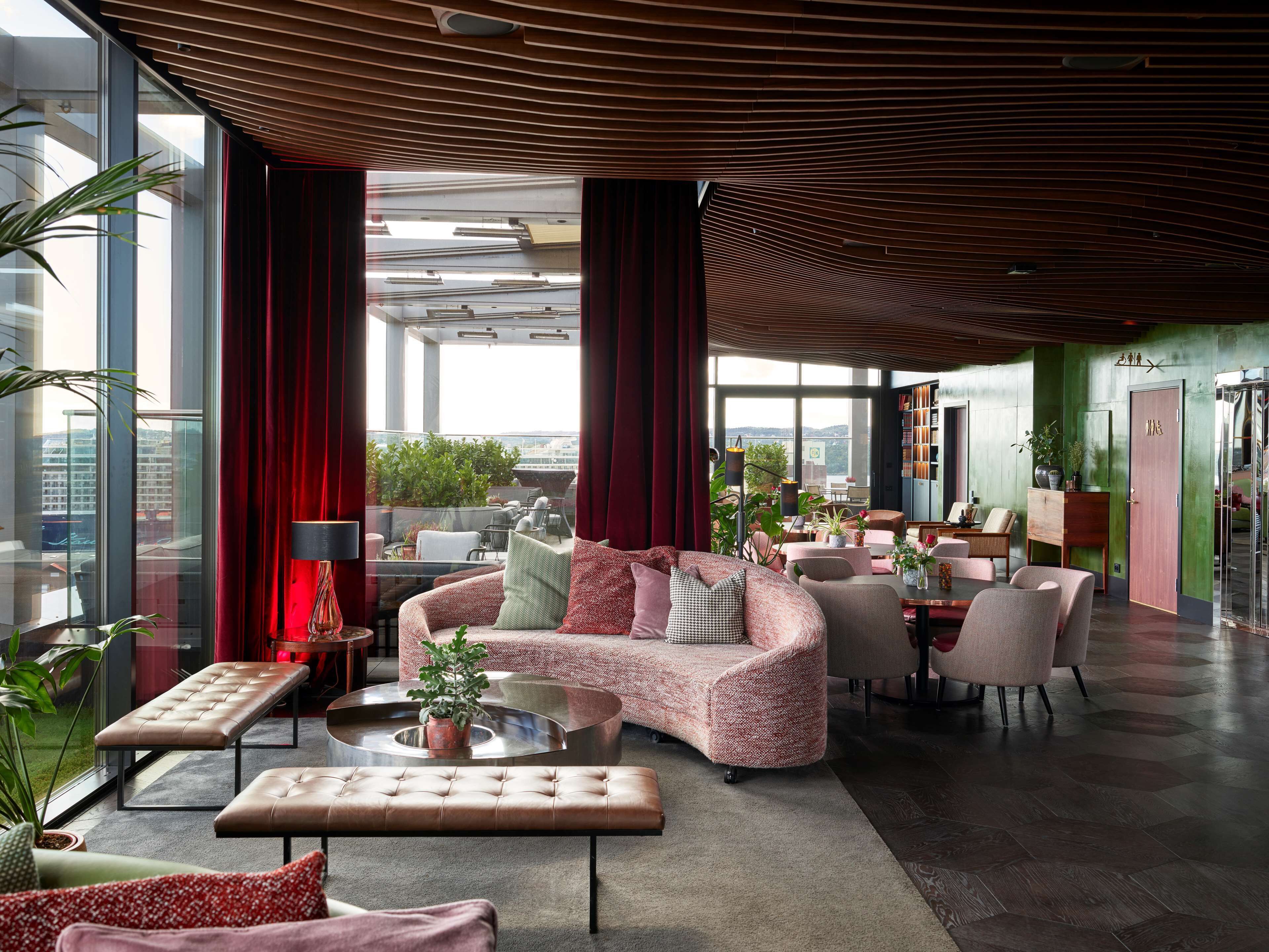 2 か所のバー / ラウンジ、ピアノバー、パブ、屋上バー