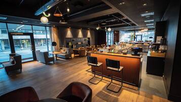 2 Bars/Lounges, Piano-Bar, Pub, Bar auf der Dachterrasse