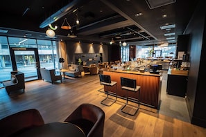 2 bars, piano-bar, pub, bar sur le toit