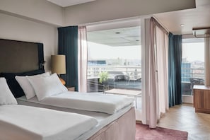 Suite, 1 slaapkamer, balkon, uitzicht op haven | Luxe beddengoed, pillowtop-bedden, een minibar, een kluis op de kamer