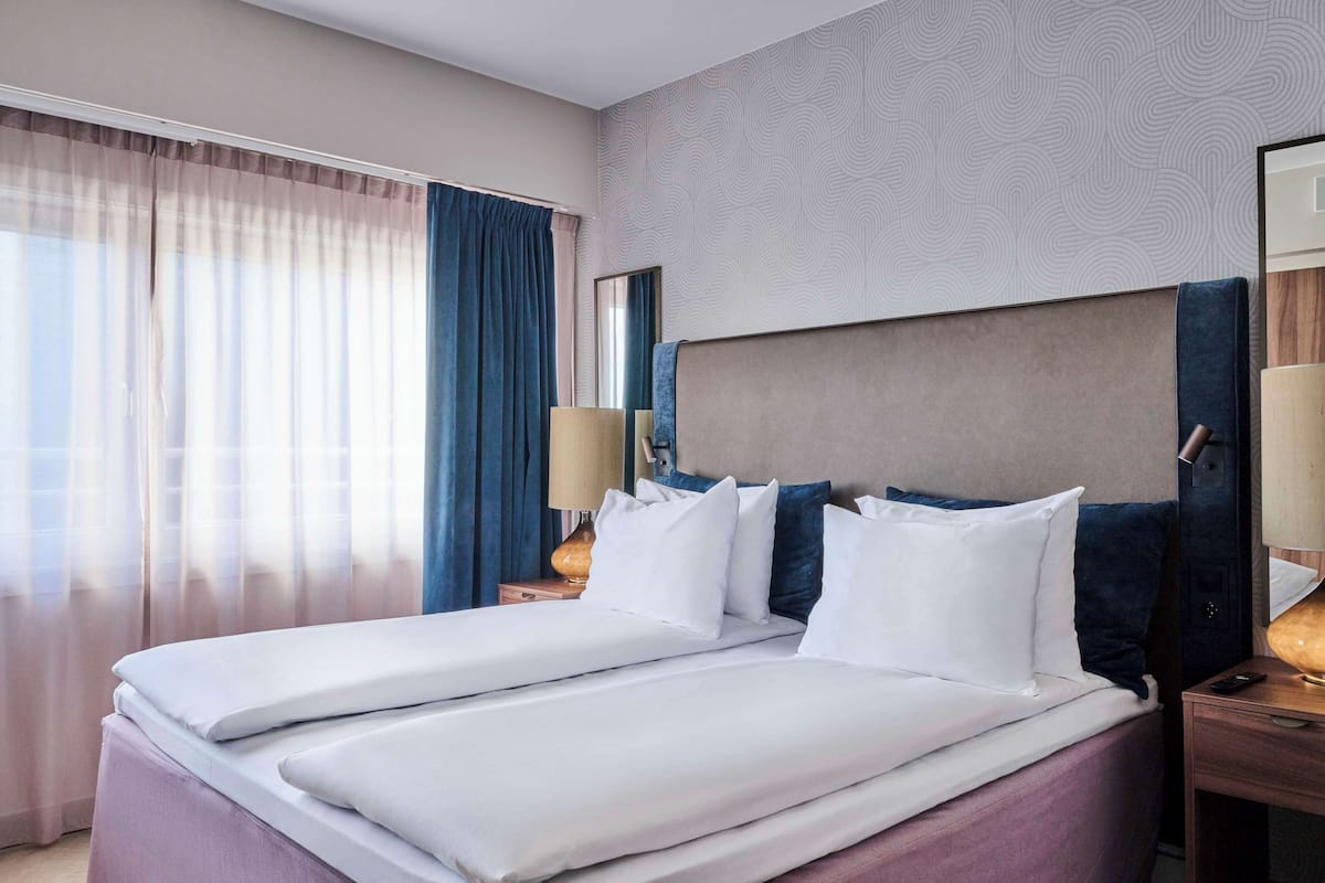 Suite, 1 Bedroom, Balcony, Harbour View | Premium bedding, pillow-top beds, minibar, in-room safe
