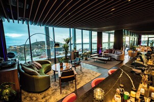 2 bars/lounges, piano bar, pub, rooftop bar