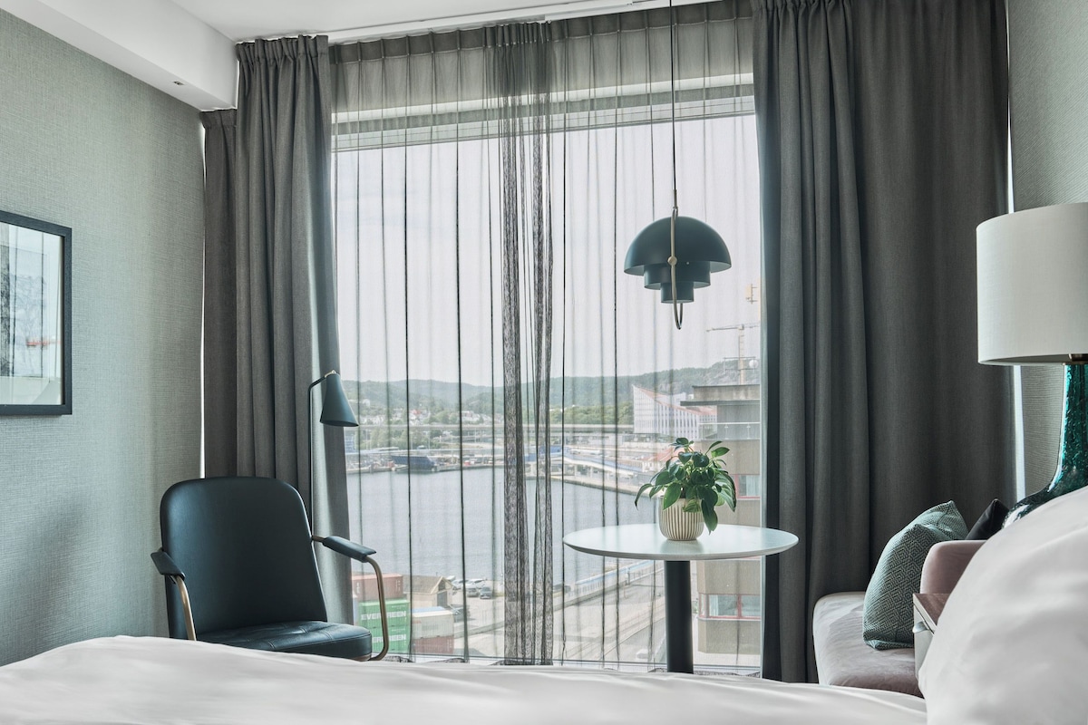 Standard Room | Premium bedding, pillowtop beds, minibar, in-room safe