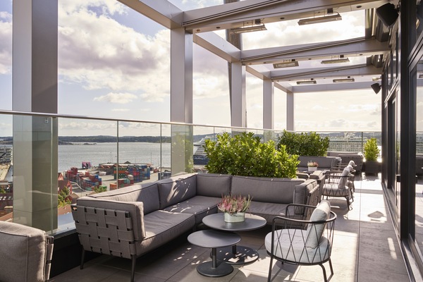 2 bars/lounges, piano bar, pub, rooftop bar