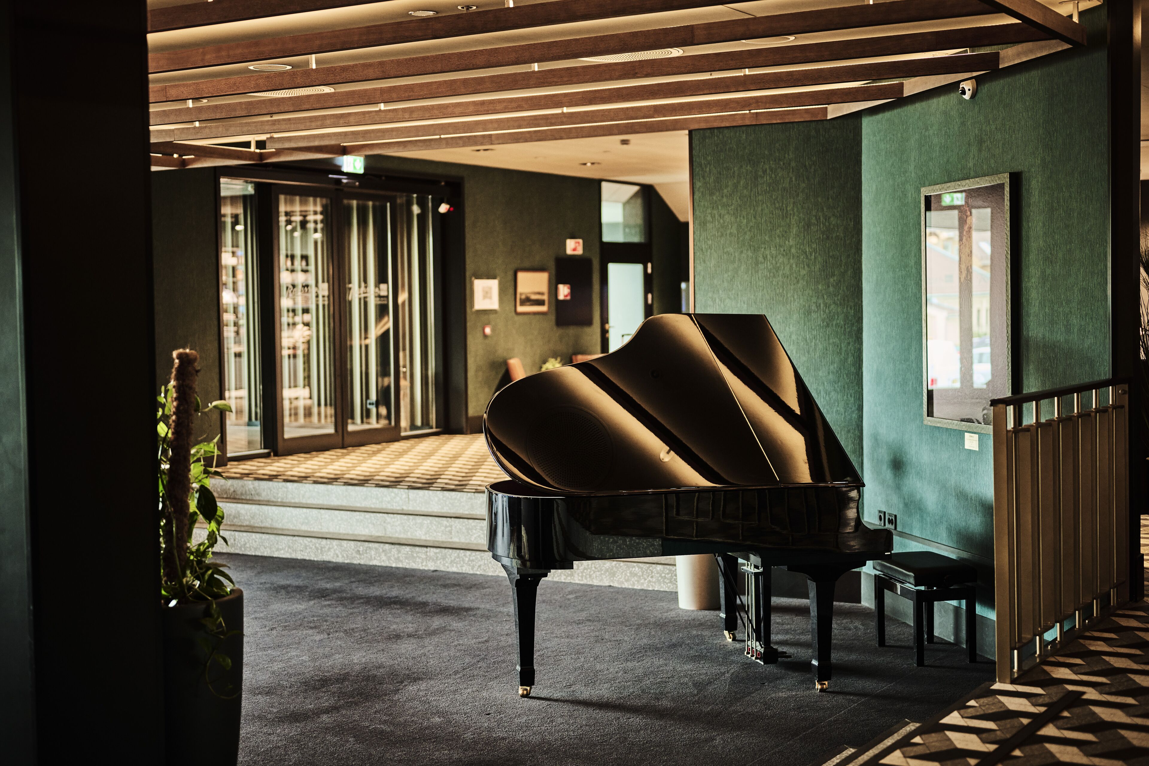 2 bars/lounges, piano bar, pub, rooftop bar