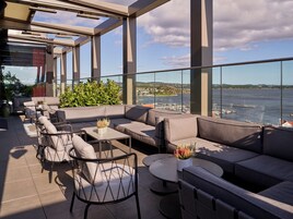 2 bars/lounges, piano bar, pub, rooftop bar