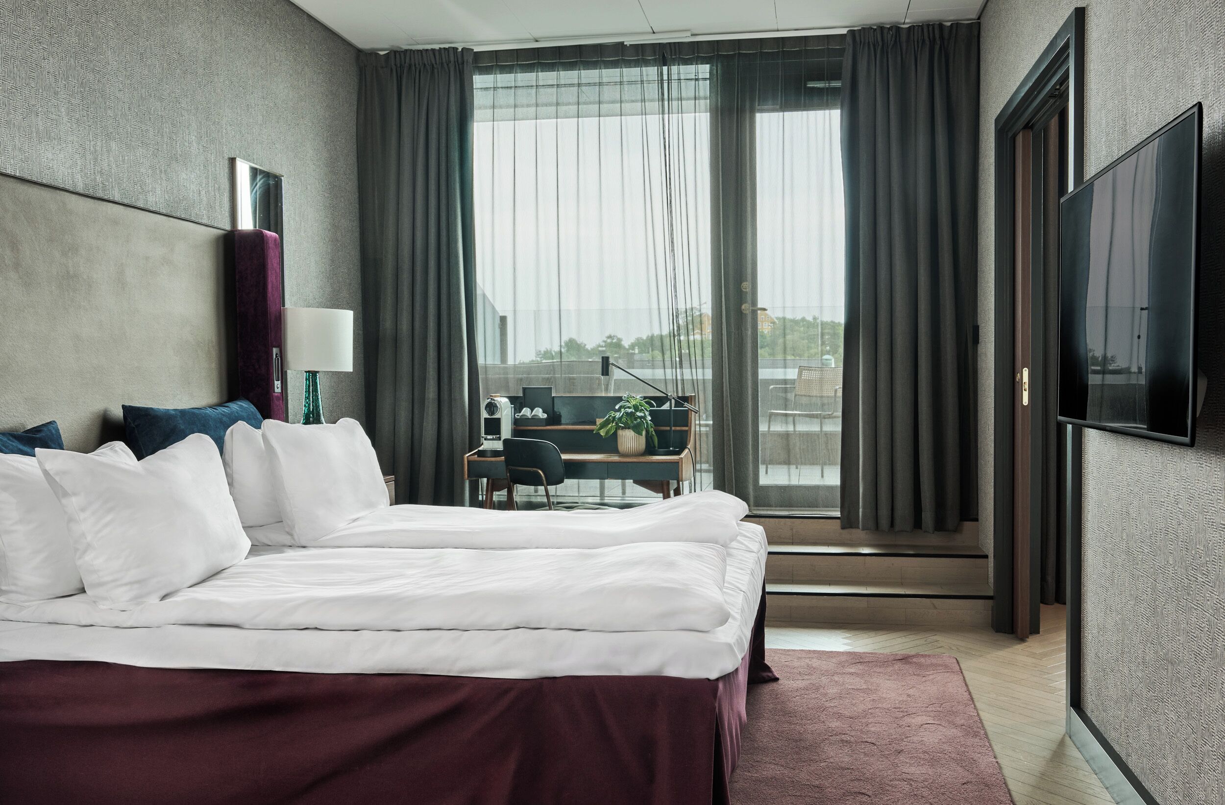 أغطية فراش متميزة وأسرّة بطبقة علوية مريحة وميني بار وخزنة داخل الغرفة