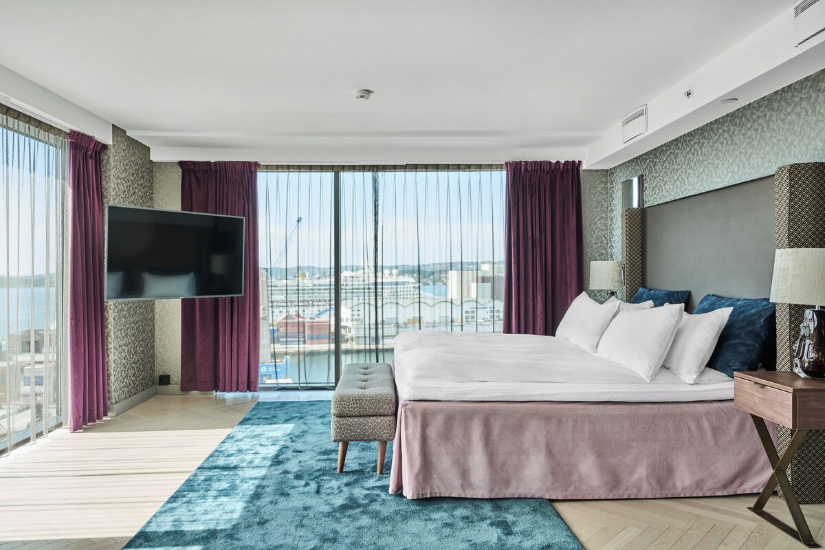 Suite, 1 Bedroom, Ocean View | Premium bedding, pillowtop beds, minibar, in-room safe
