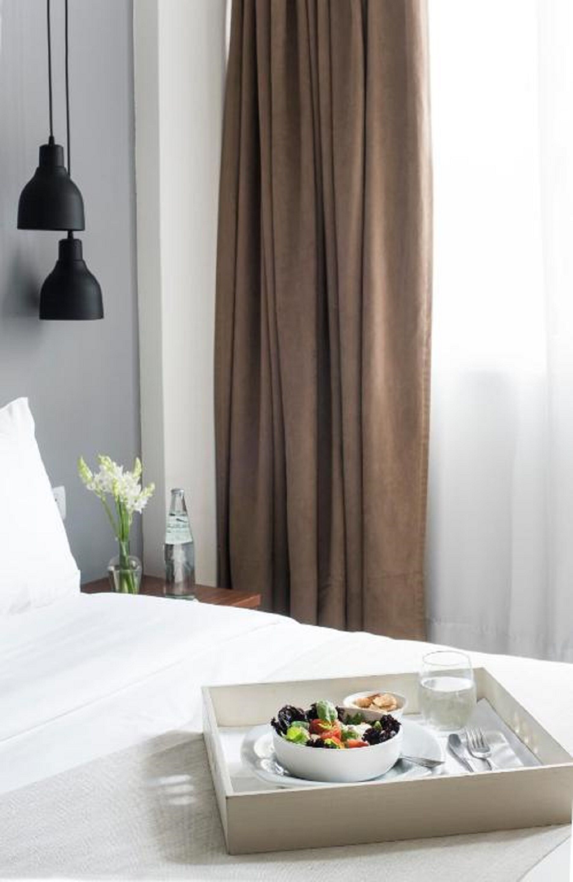 Habitación Business | Ropa de cama de alta calidad, edredones de plumas, minibar y caja fuerte
