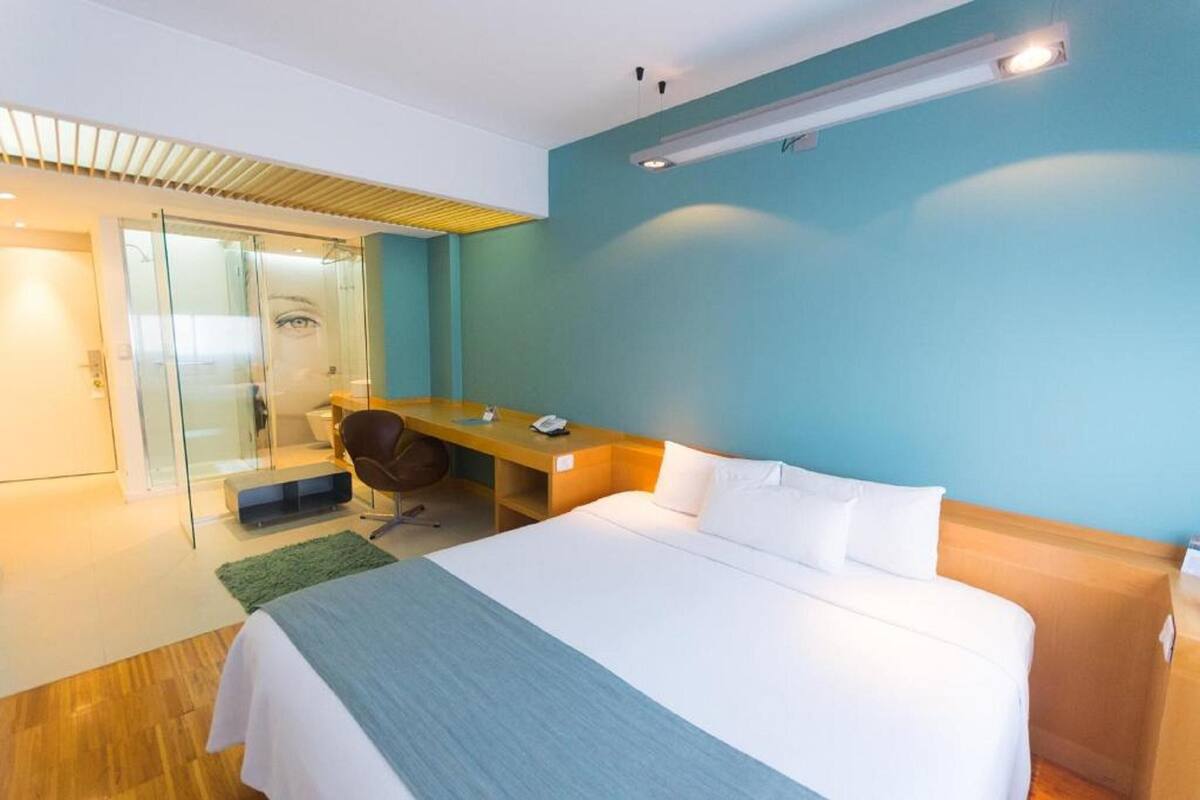 Premium bedding, down comforters, minibar, in-room safe