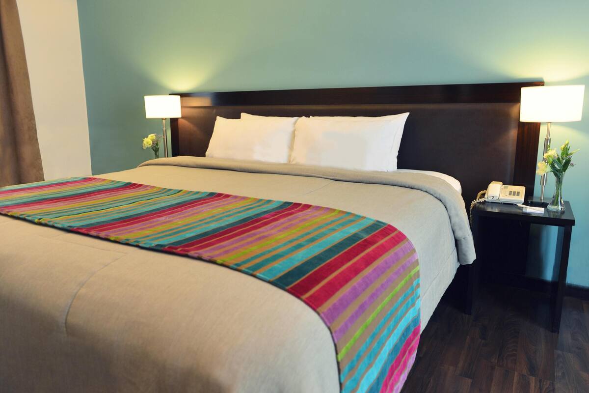 Premium bedding, down comforters, minibar, in-room safe