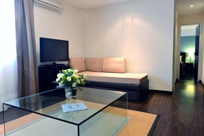 Deluxe Room | Living area | 32-inch LCD TV with cable channels, TV, pay movies