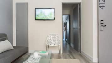 Ropa de cama de alta calidad, cubrecamas y minibar
