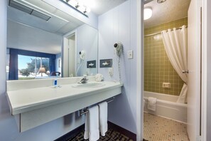 Combined shower/tub, free toiletries, hair dryer, towels