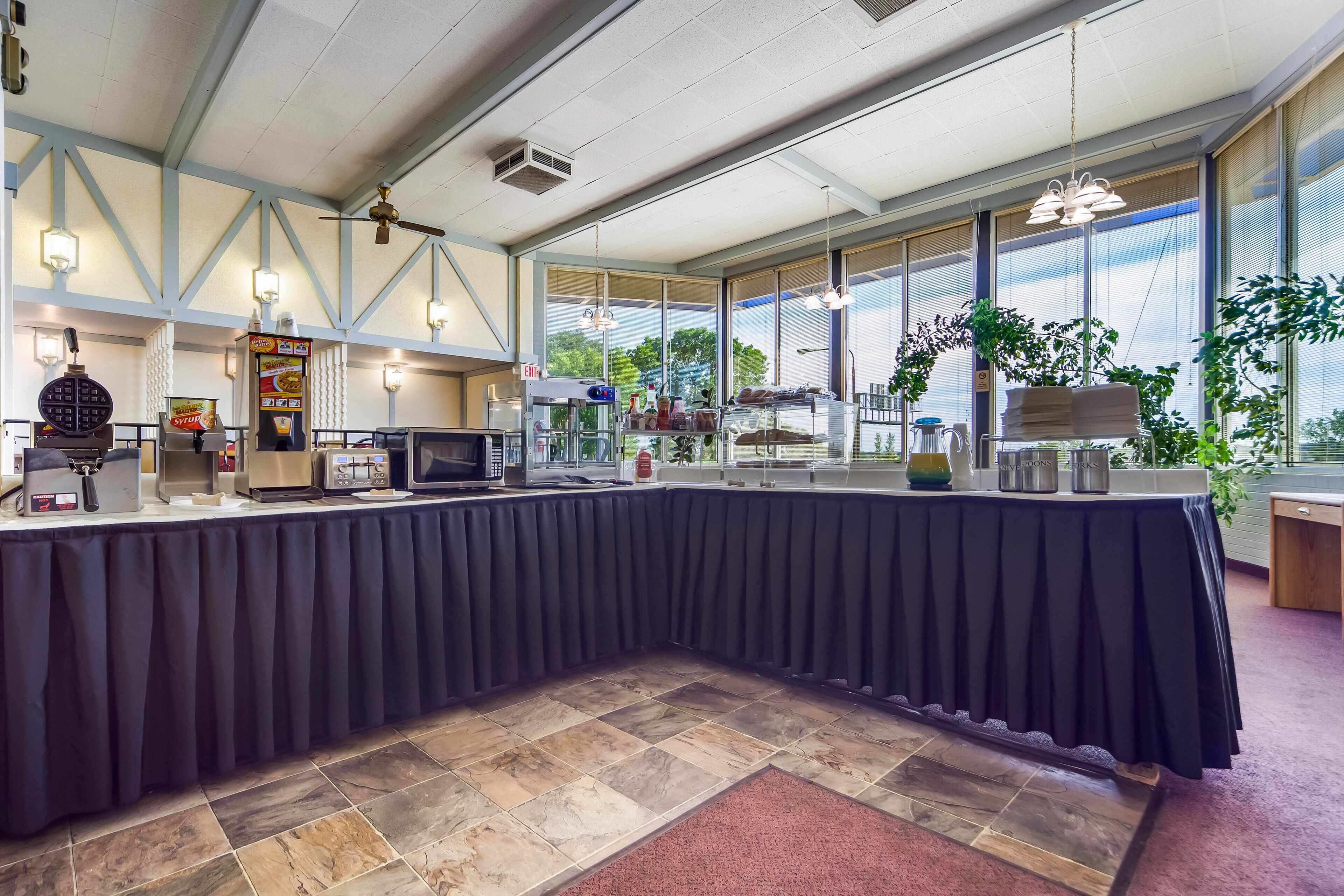 朝食 (セルフサービス)、毎日提供 (無料)