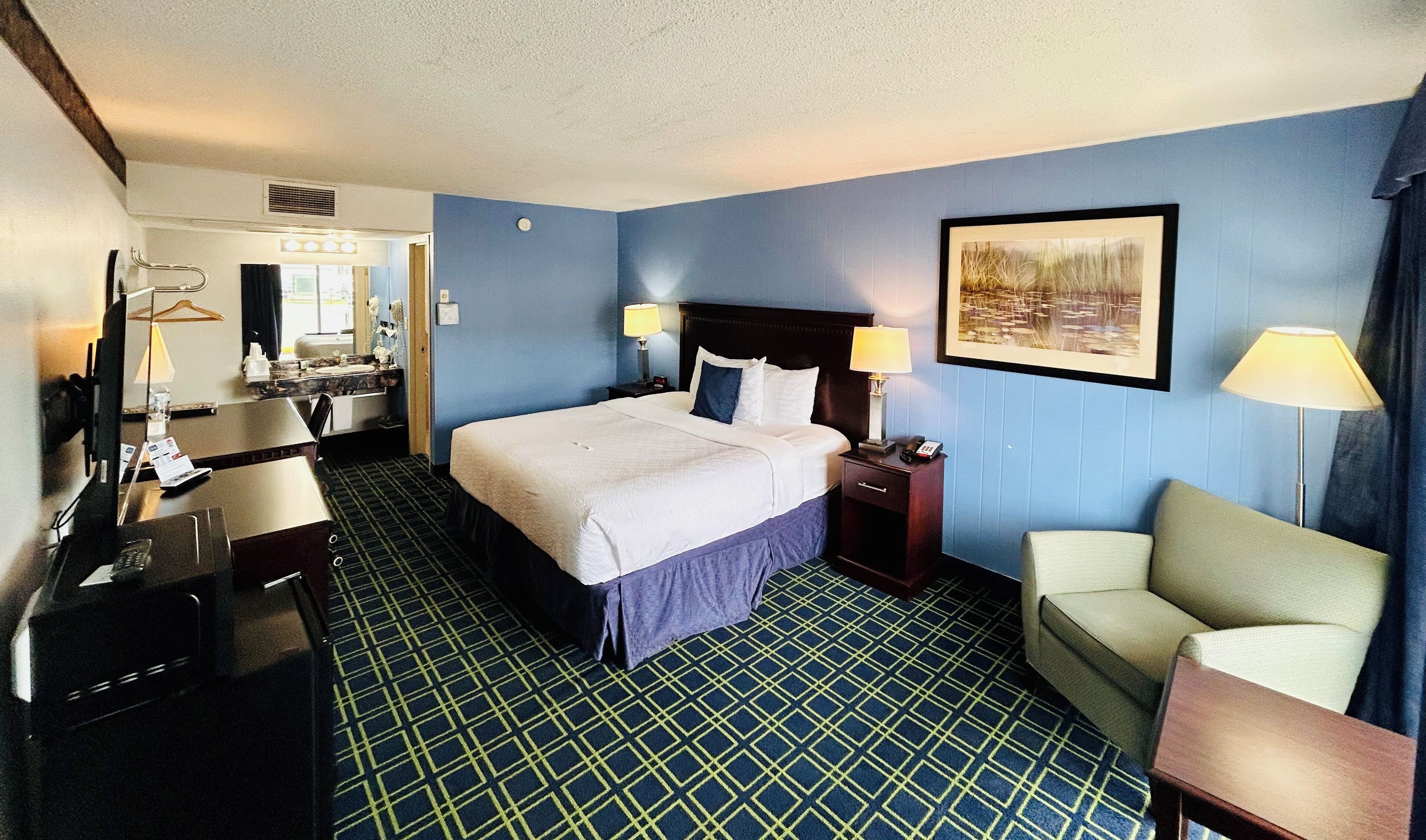 Room, 1 King Bed, Non Smoking | Premium bedding, desk, laptop workspace, blackout curtains