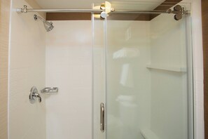 Kostenlose Toilettenartikel, Haartrockner, Handtücher