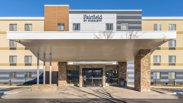 Een Fairfield by Marriott hotel met een moderne gevel, grote ramen en een overdekt entreegebied.