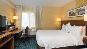 Een bureau, een laptopwerkplek, verduisterende gordijnen