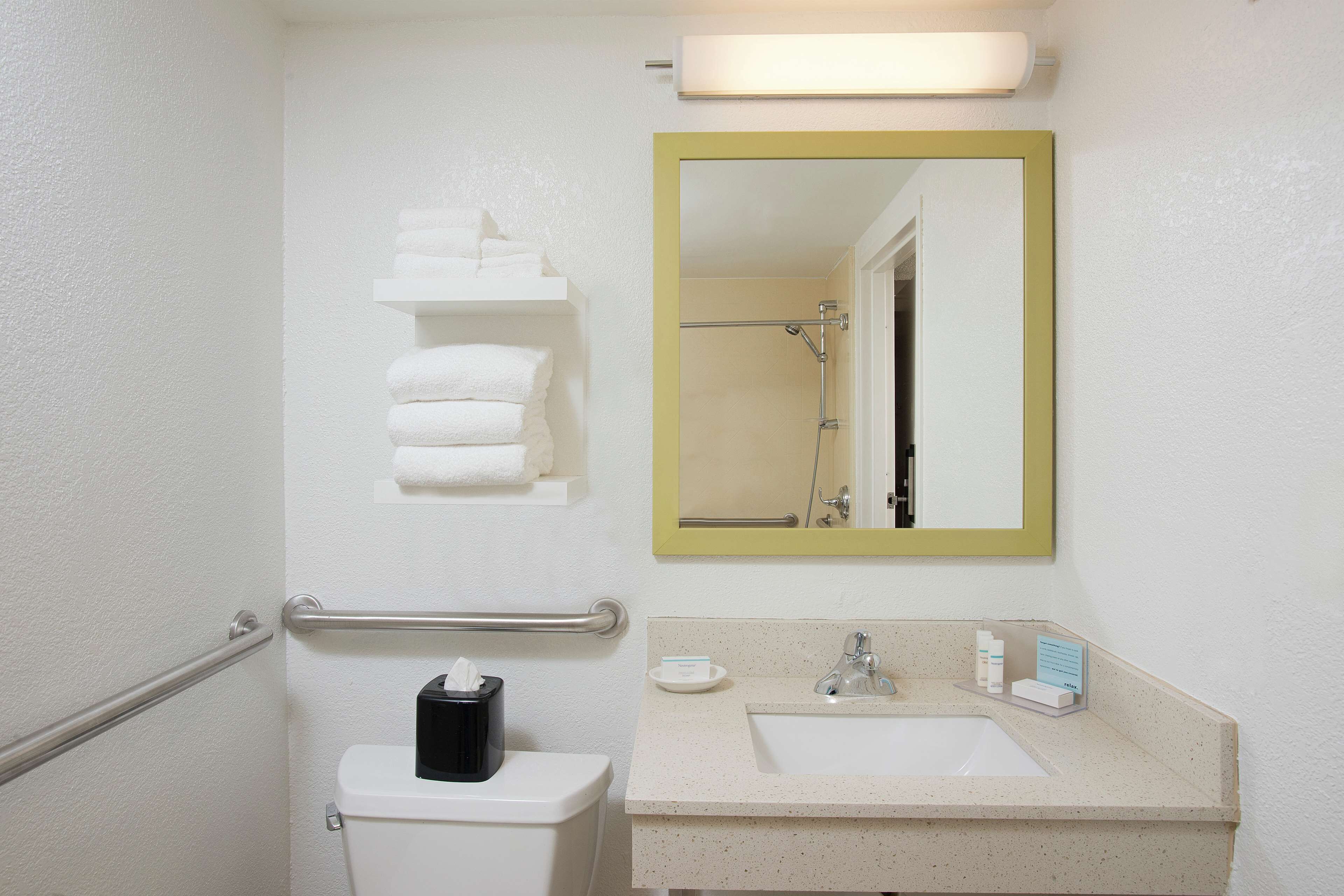 room, 1 king bed, accessible, non smoking (roll in shower) | bathroom | combined shower/bathtub, free toiletries, towels