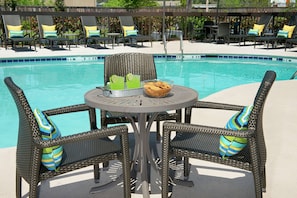 Piscine extérieure, parasols de plage, chaises longues