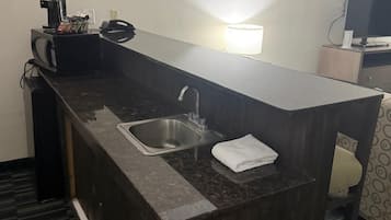 Suite, 1 King Bed, Non Smoking, Refrigerator & Microwave | Private kitchen