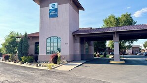 A Best Western hotel with a prominent tower, a covered parking area, and a landscaped entrance.