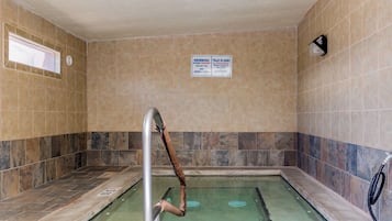 Una piscina cubierta (de 10:00 a 21:00), tumbonas