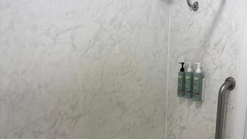 Suite, 1 King-Bett, Nichtraucher, Kühlschrank und Mikrowelle | Badezimmer | Duschwanne, Haartrockner, Handtücher