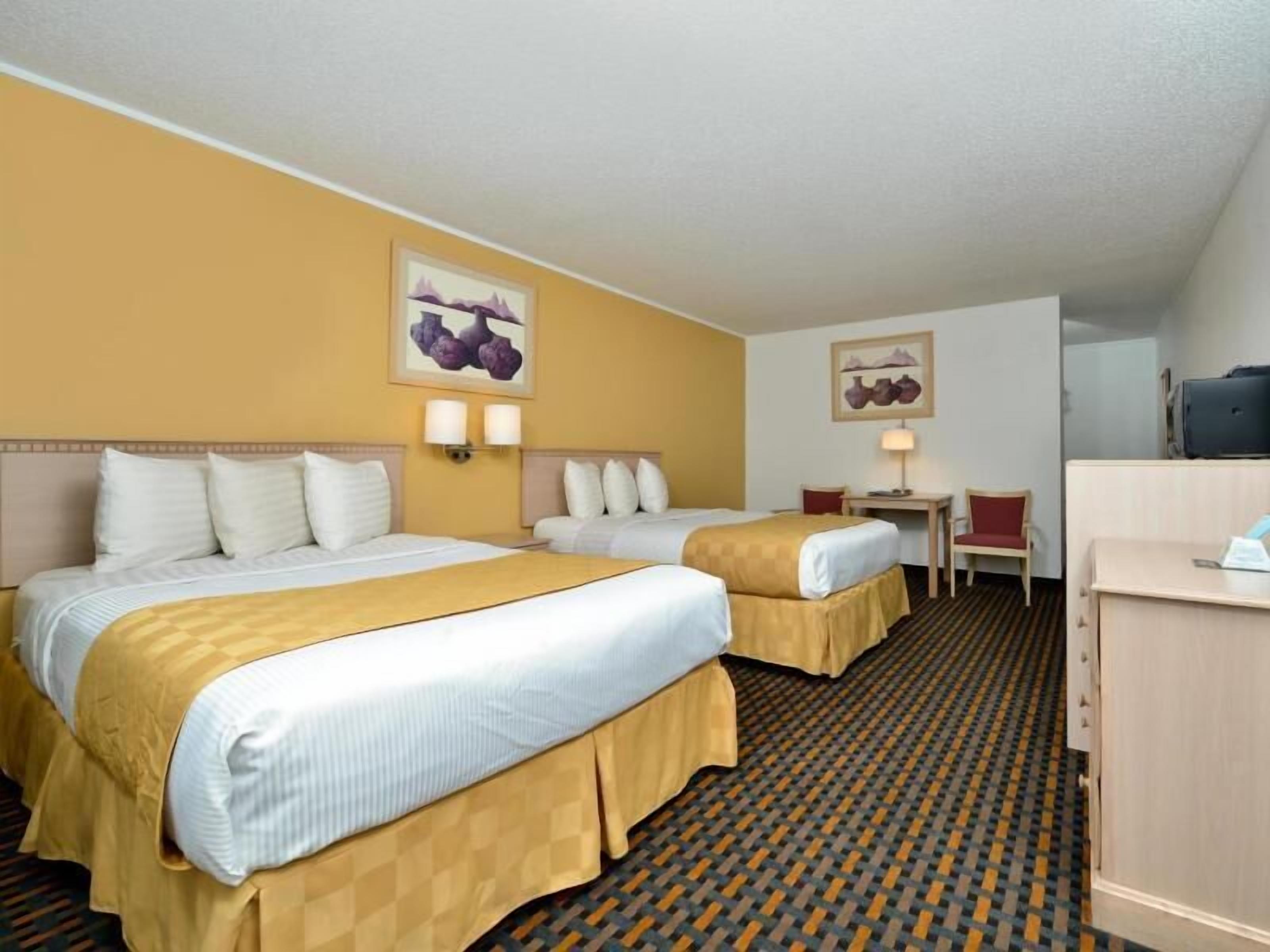 Blendingsgardiner, strykejern/-brett, wi-fi (mot et tillegg) og sengetøy